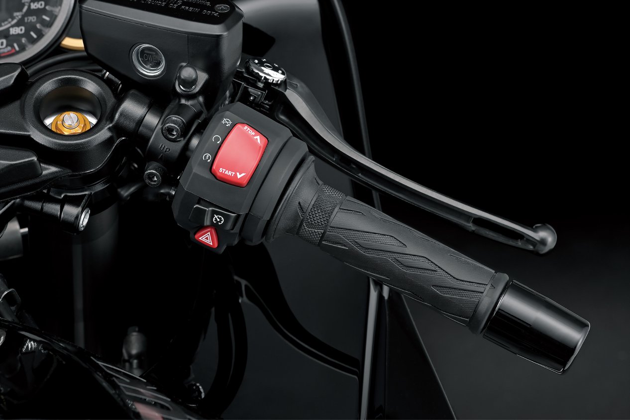 2026 Suzuki Hayabusa Candy Daring Red / Glass Sparkle Black