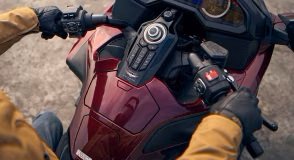 2025 Honda Gold Wing Tour DCT Digital Silver Metallic