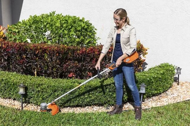 HUSQVARNA Weed Eater® 320iL (Battery & Charger Included)