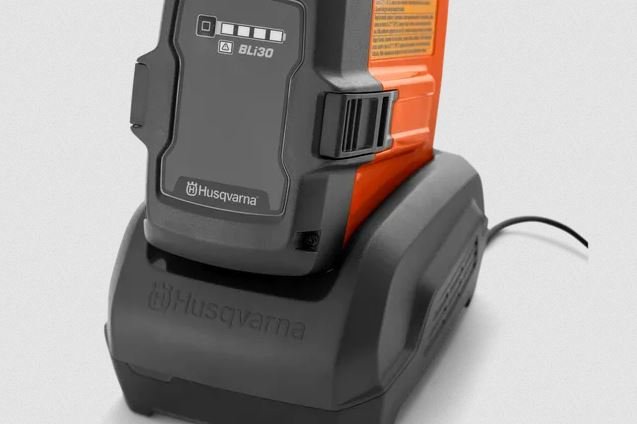 HUSQVARNA Leaf Blaster 350iB with battery and charger