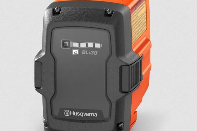 HUSQVARNA Power Axe 350i with battery charger