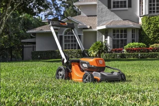 HUSQVARNA Lawn Xpert LE 322 with battery and charger