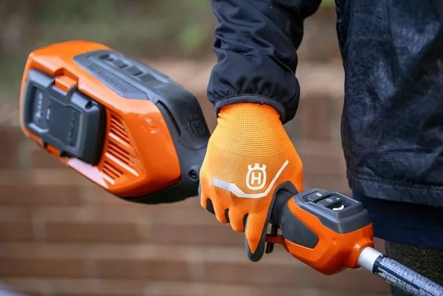 https://www-static-nw.husqvarna.com/-/images/aprimo/husqvarna/combi-trimmer-attachments/photos/people-and-lifestyle/jt-114322.webp?v=b520ee079be311b8&format=WEBP_LANDSCAPE_COVER_LG