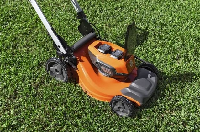 HUSQVARNA Lawn Xpert LE 322 with battery and charger