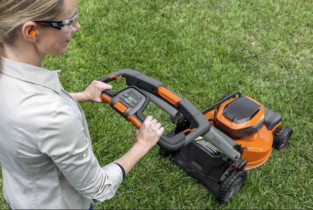 HUSQVARNA Lawn Xpert LE 322 with battery and charger