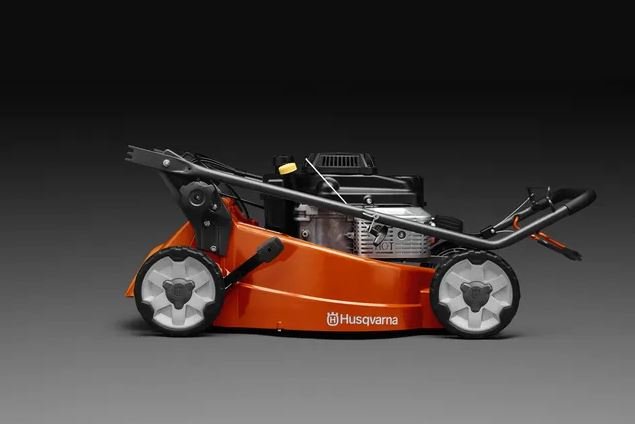 https://www-static-nw.husqvarna.com/-/images/aprimo/klippo/walk-behind-mowers/photos/feature/h320-0648.webp?v=395a92c79be311b8&format=WEBP_LANDSCAPE_COVER_LG