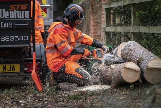 https://www-static-nw.husqvarna.com/-/images/aprimo/husqvarna/chainsaws/photos/feature/h120-0436.webp?v=bbfe2a189be311b8&format=WEBP_LANDSCAPE_COVER_LG