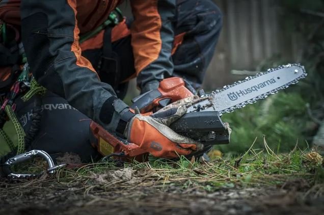 https://www-static-nw.husqvarna.com/-/images/aprimo/husqvarna/chainsaws/photos/feature/h120-0438.webp?v=6fae09cc9be311b8&format=WEBP_LANDSCAPE_COVER_LG
