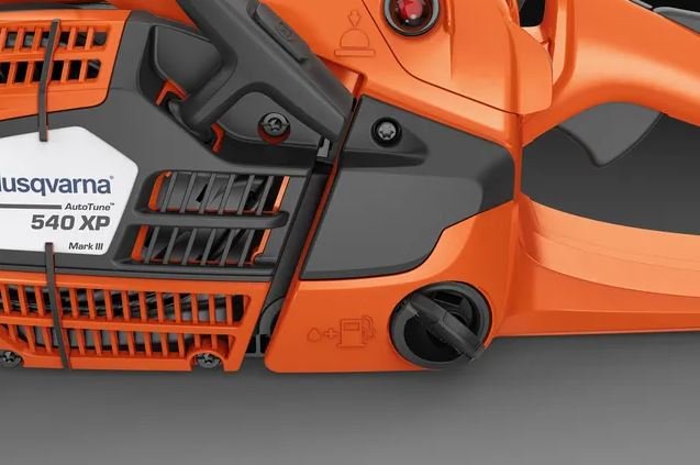https://www-static-nw.husqvarna.com/-/images/aprimo/husqvarna/chainsaws/photos/feature/ph-388454.webp?v=474c2429be311b8&format=WEBP_LANDSCAPE_COVER_LG