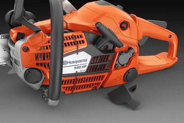 https://www-static-nw.husqvarna.com/-/images/aprimo/husqvarna/chainsaws/photos/feature/aw-894377.webp?v=d38b1fa49be311b8&format=WEBP_LANDSCAPE_COVER_LG