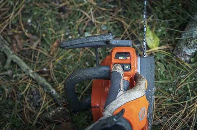 https://www-static-nw.husqvarna.com/-/images/aprimo/husqvarna/chainsaws/photos/feature/h150-0674.webp?v=cde47bd99be311b8&format=WEBP_LANDSCAPE_COVER_LG