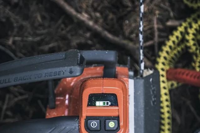 https://www-static-nw.husqvarna.com/-/images/aprimo/husqvarna/chainsaws/photos/feature/h150-0674.webp?v=cde47bd99be311b8&format=WEBP_LANDSCAPE_COVER_LG