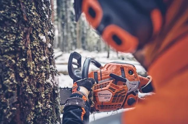 https://www-static-nw.husqvarna.com/-/images/aprimo/husqvarna/chainsaws/photos/feature/yh-511626.webp?v=806542b49be311b8&format=WEBP_LANDSCAPE_COVER_LG