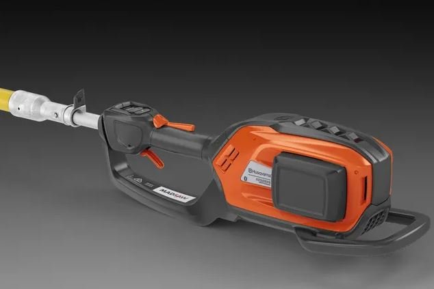 https://www-static-nw.husqvarna.com/-/images/aprimo/husqvarna/pole-saws/photos/feature/zo-636088.webp?v=1000a6bf9be311b8&format=WEBP_LANDSCAPE_COVER_LG