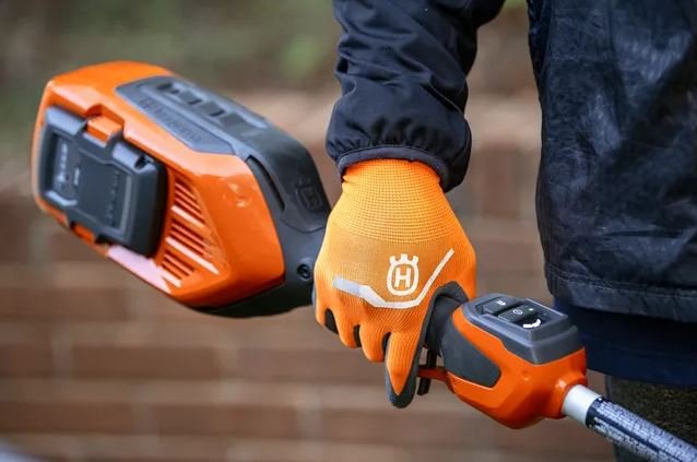 https://www-static-nw.husqvarna.com/-/images/aprimo/husqvarna/combi-trimmer-attachments/photos/people-and-lifestyle/jt-114322.webp?v=b520ee079be311b8&format=WEBP_LANDSCAPE_COVER_LG