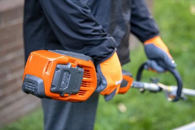 https://www-static-nw.husqvarna.com/-/images/aprimo/husqvarna/combi-trimmer-attachments/photos/people-and-lifestyle/wn-474591.webp?v=3c2154bd9be311b8&format=WEBP_LANDSCAPE_COVER_LG