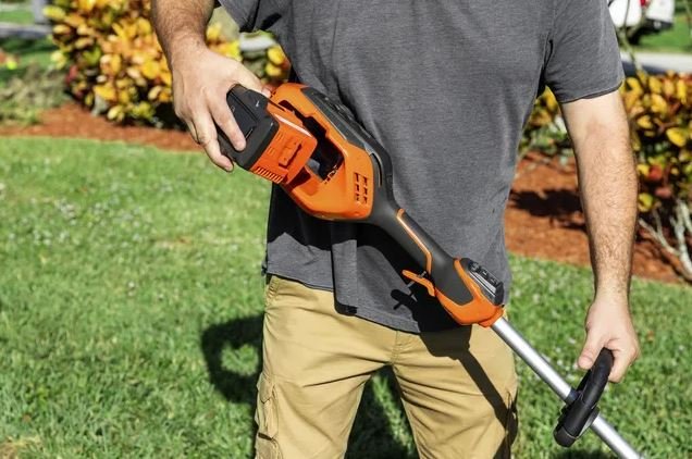 320IL TRIMMER WITH 2x 4AH BATT & A CHARGER