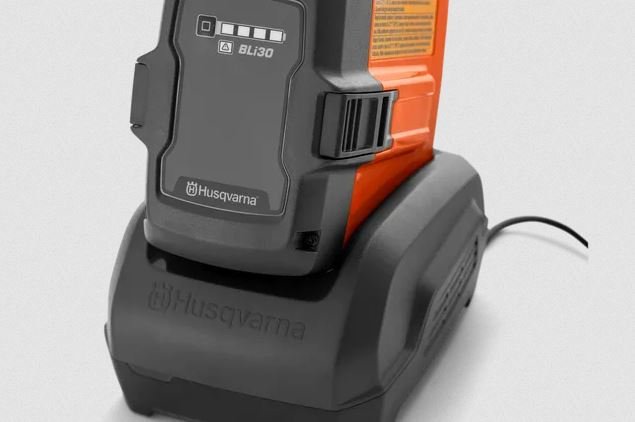 HUSQVARNA Leaf Blaster 350iB with battery and charger