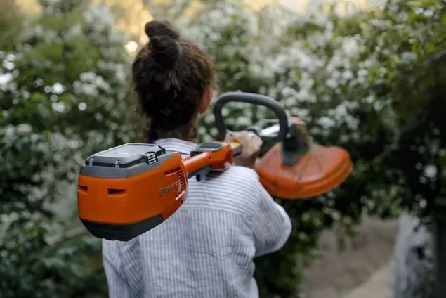 https://www-static-nw.husqvarna.com/-/images/aprimo/husqvarna/grass-trimmers/photos/people-and-lifestyle/rk-358498.webp?v=339e49639be311b8&format=WEBP_LANDSCAPE_COVER_LG