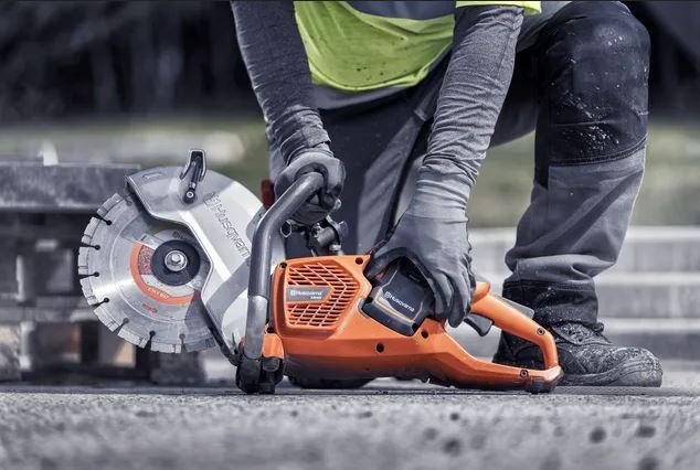 https://www-static-nw.husqvarna.com/-/images/aprimo/husqvarna-construction/battery-power-cutters/photos/action/lm-647029.webp?v=9e26a93f9be311b8&format=WEBP_LANDSCAPE_COVER_LG