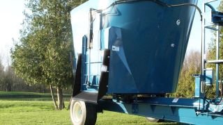 Lucknow Single Screw Vertical Mixers Trailer 1380