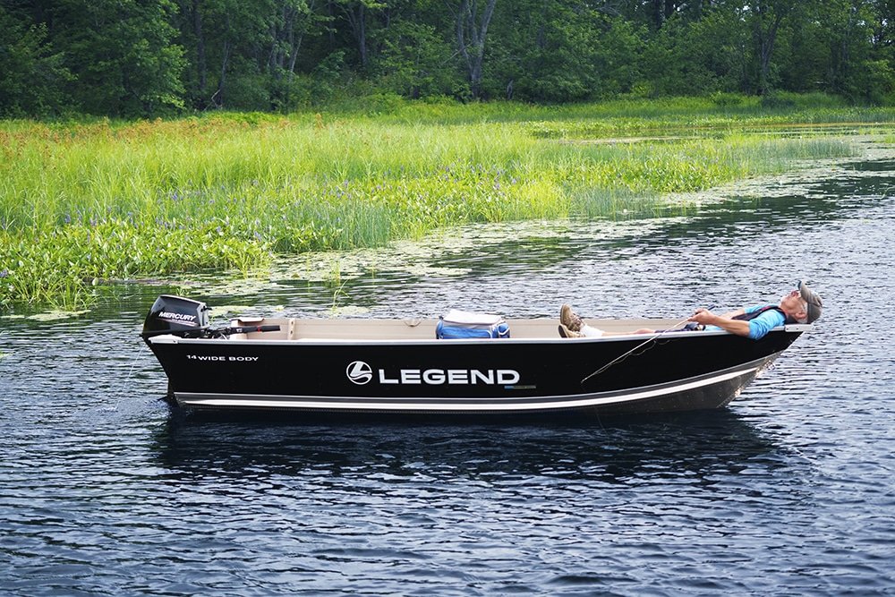 https://www.legendboats.com/wp-content/uploads/2020/07/14Widebody-Lifestyle-FlavChilling.jpg