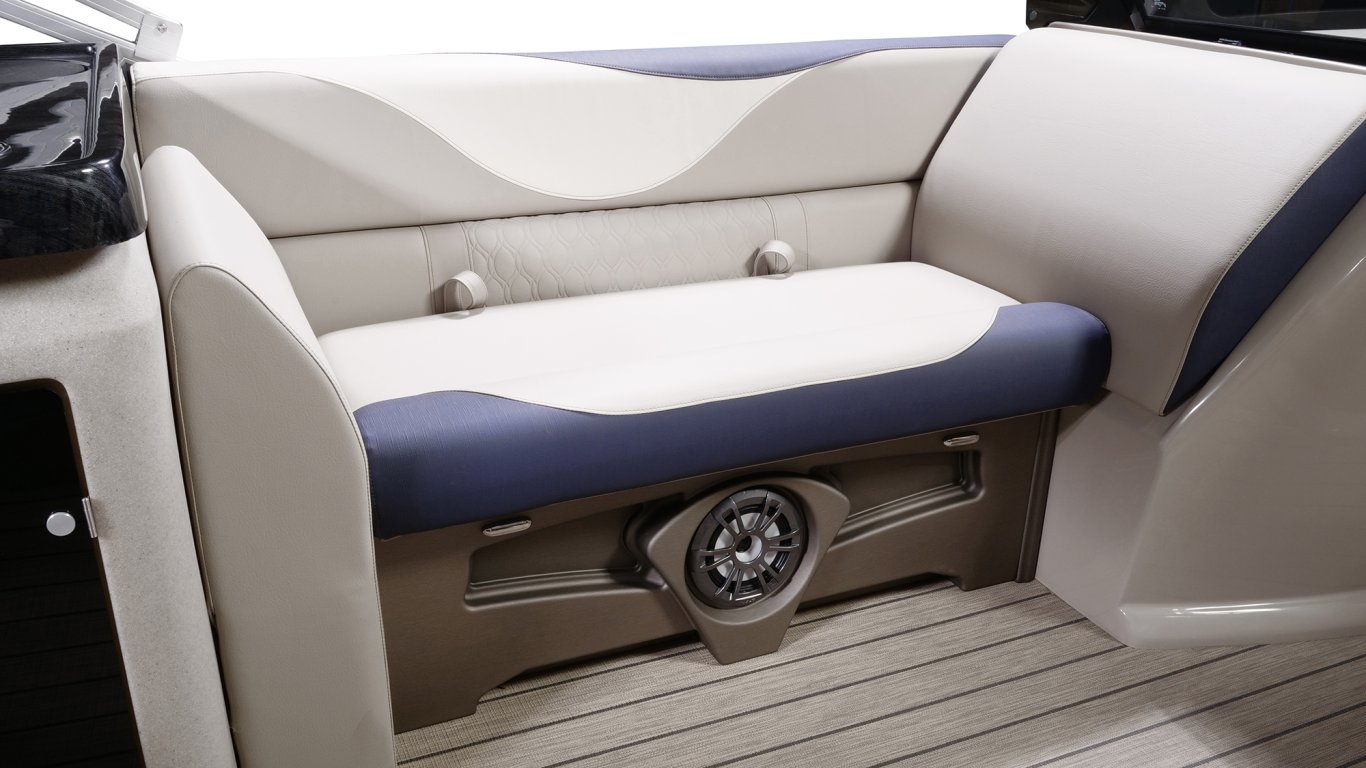 https://www.legendboats.com/wp-content/uploads/2020/11/Q-Series-FW-Blue-passenger-lounge.jpg