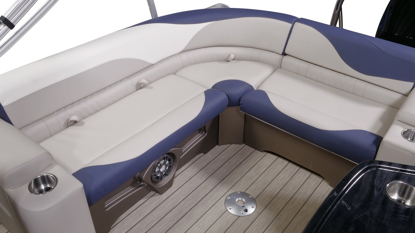 https://www.legendboats.com/wp-content/uploads/2020/11/Q-Series-FW-Blue-rear-l-shaped-seating.jpg