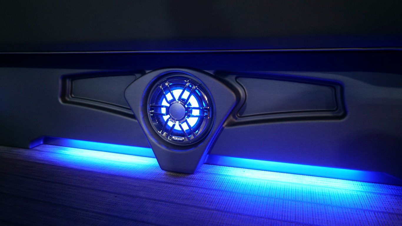 https://www.legendboats.com/wp-content/uploads/2020/11/V-Series-Aqua-Tower-speaker-lit-up.jpg
