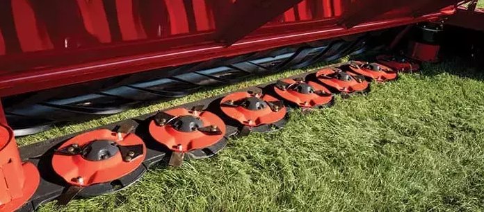 New Holland MegaCutter™ Triple Disc Mowers and Mower Conditioners MegaCutter™ 512 Front Mounted Disc Mower Conditioner