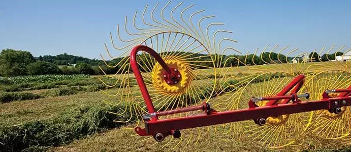 New Holland ProCart™ and ProCart™ PLUS Deluxe Carted Wheel Rakes 819 8 Wheel
