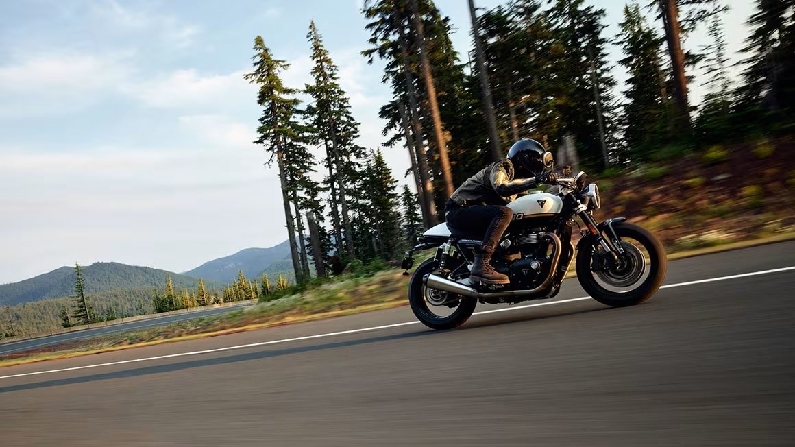 2025 Triumph NEW SPEED TWIN 1200 Crystal White / Sapphire Black ALL NEW FEATURES CASH PRICE $15999 PLUS HST