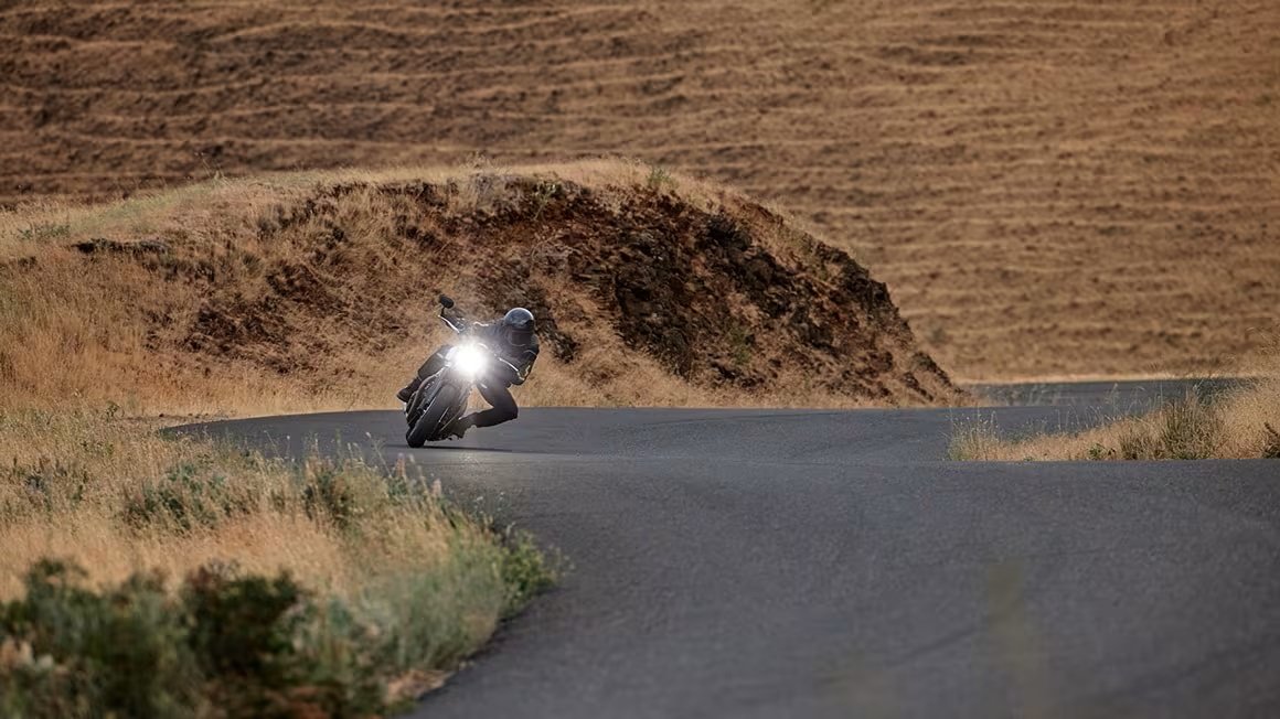 2025 Triumph NEW SPEED TWIN 1200 Crystal White / Sapphire Black ALL NEW FEATURES CASH PRICE $15999 PLUS HST