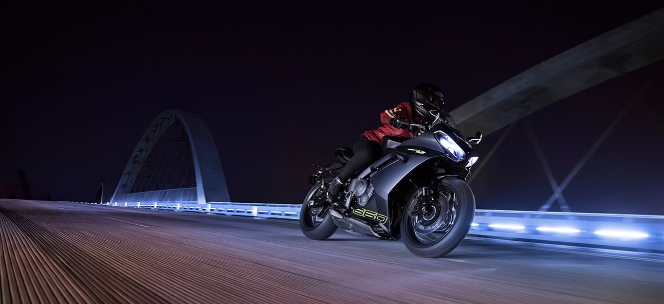2025 Triumph DAYTONA 660 CARNIVAL RED / BLACK CASH PRICE $9999 PLUS HST OR FINANCING FROM 1.99%