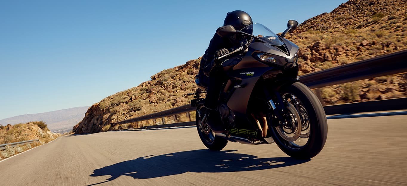 2025 Triumph DAYTONA 660 CARNIVAL RED / BLACK CASH PRICE $9999 PLUS HST OR FINANCING FROM 1.99%