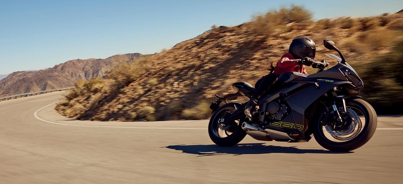 2025 Triumph DAYTONA 660 CARNIVAL RED / BLACK CASH PRICE $9999 PLUS HST OR FINANCING FROM 1.99%