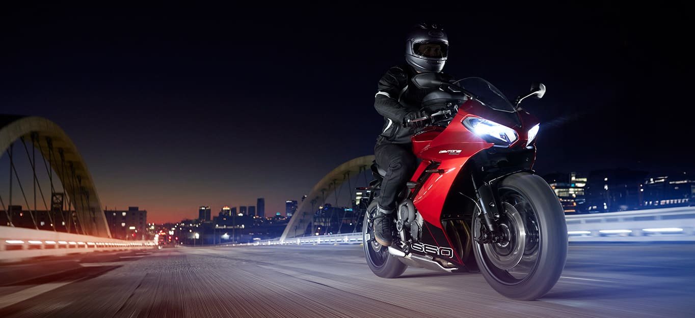 2025 Triumph DAYTONA 660 CARNIVAL RED / BLACK CASH PRICE $9999 PLUS HST OR FINANCING FROM 1.99%