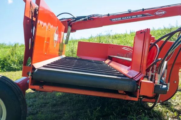 https://www.en.kuhn-canada.com/sites/default/files/styles/product_argument/public/media-nextpage-img/MM301_HD_Conveyor.jpg.webp?itok=r8wzGwD1