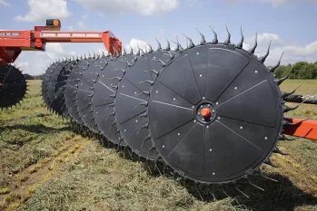 https://www.en.kuhn-canada.com/sites/default/files/styles/product_small/public/media-nextpage-img/SR800_RakeWheels.jpg.webp?itok=Kn8fn4xx