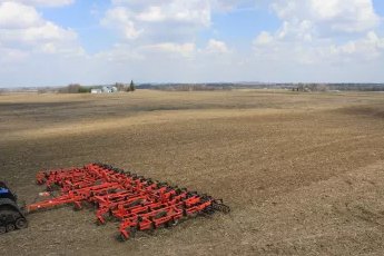https://www.en.kuhn-canada.com/sites/default/files/styles/product_small/public/media-nextpage-img/5635_IdealSeedbed.jpg.webp?itok=vzrQ93M4