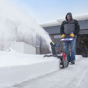 Toro 21 in. (53 cm) Power Clear® e21 60V* Snow Blower with (2) 6.0Ah Batteries and Charger