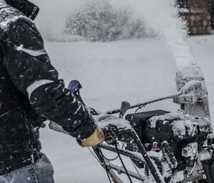 Toro 32 in. (81 cm) Power TRX HD 1432 OHXE Commercial Two Stage Gas Snow Blower