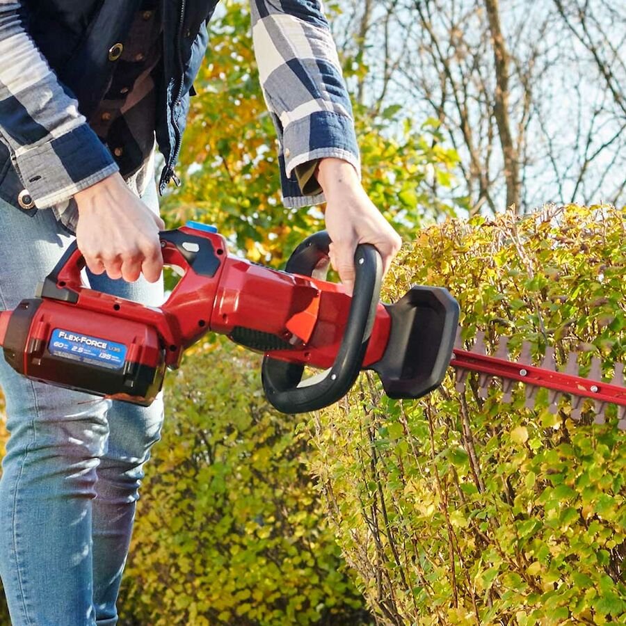 Toro 60V MAX* 24 in. (60.96 cm) Hedge Trimmer with 2.0Ah Battery