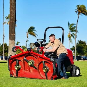 Toro Groundsmaster® 3200 24.7hp (18.4kW) with CrossTrax® 4WD