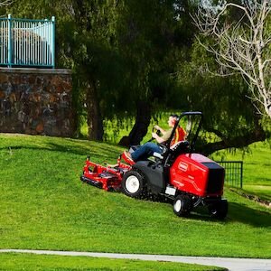Toro Groundsmaster® 3200 24.7hp (18.4kW) with CrossTrax® 4WD