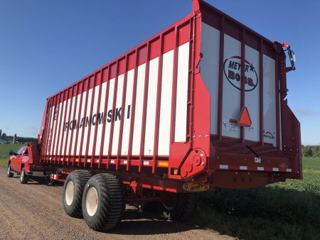 Meyer Manufacturing 8200 BOSS RT Front & Rear Unload Forage Box