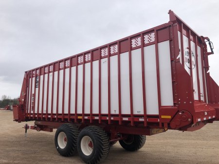 Meyer Manufacturing 8200 BOSS RT Front & Rear Unload Forage Box