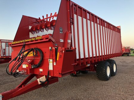 Meyer Manufacturing 8200 BOSS RT Front & Rear Unload Forage Box