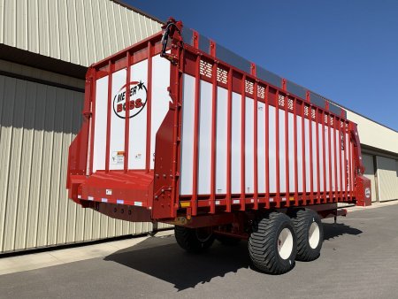 Meyer Manufacturing 8200 BOSS RT Front & Rear Unload Forage Box