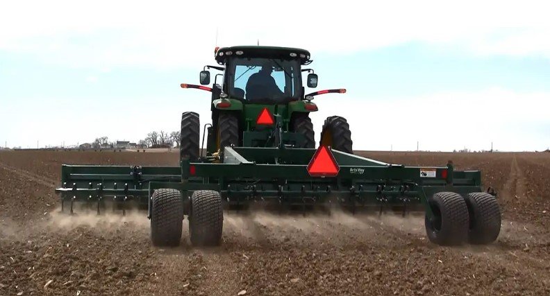 Art's Way V2400 LAND PLANE